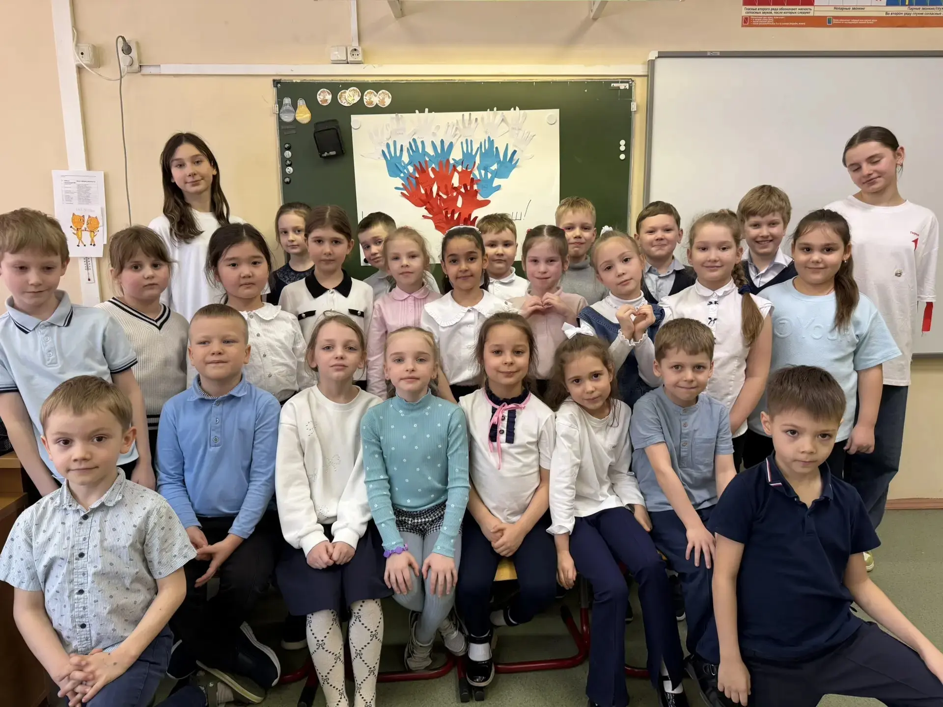🏫 В нашей Школе прошли тематические мастер‑классы, приуроченные ко Дню воссоединения Крыма с Россией