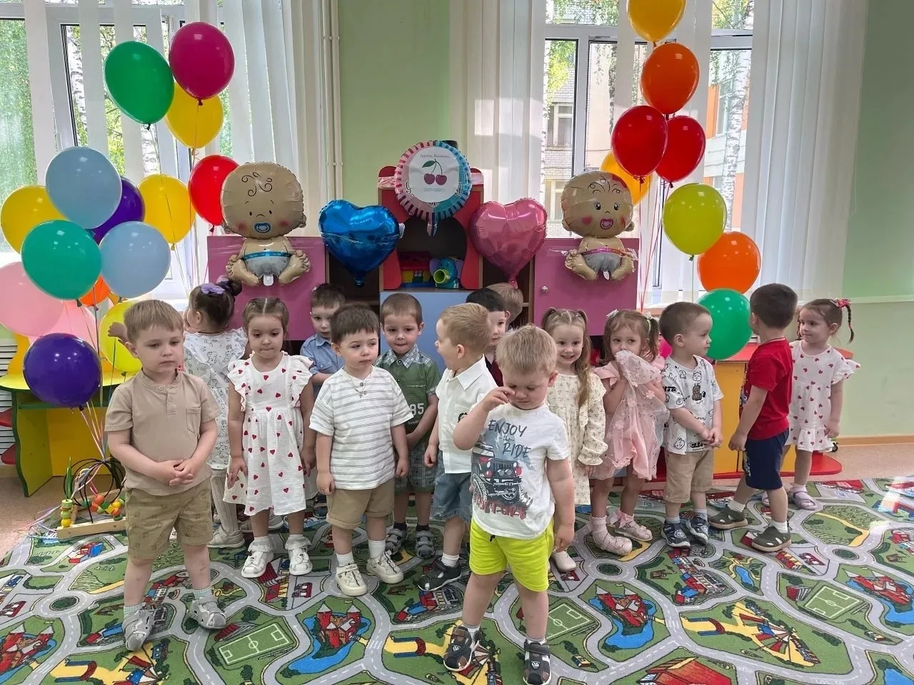 Сегодня в группе,, Вишенки,, 🍒прошёл яркий праздник🎉🎊🎁
Малыши прощались с ясельками и своими вос