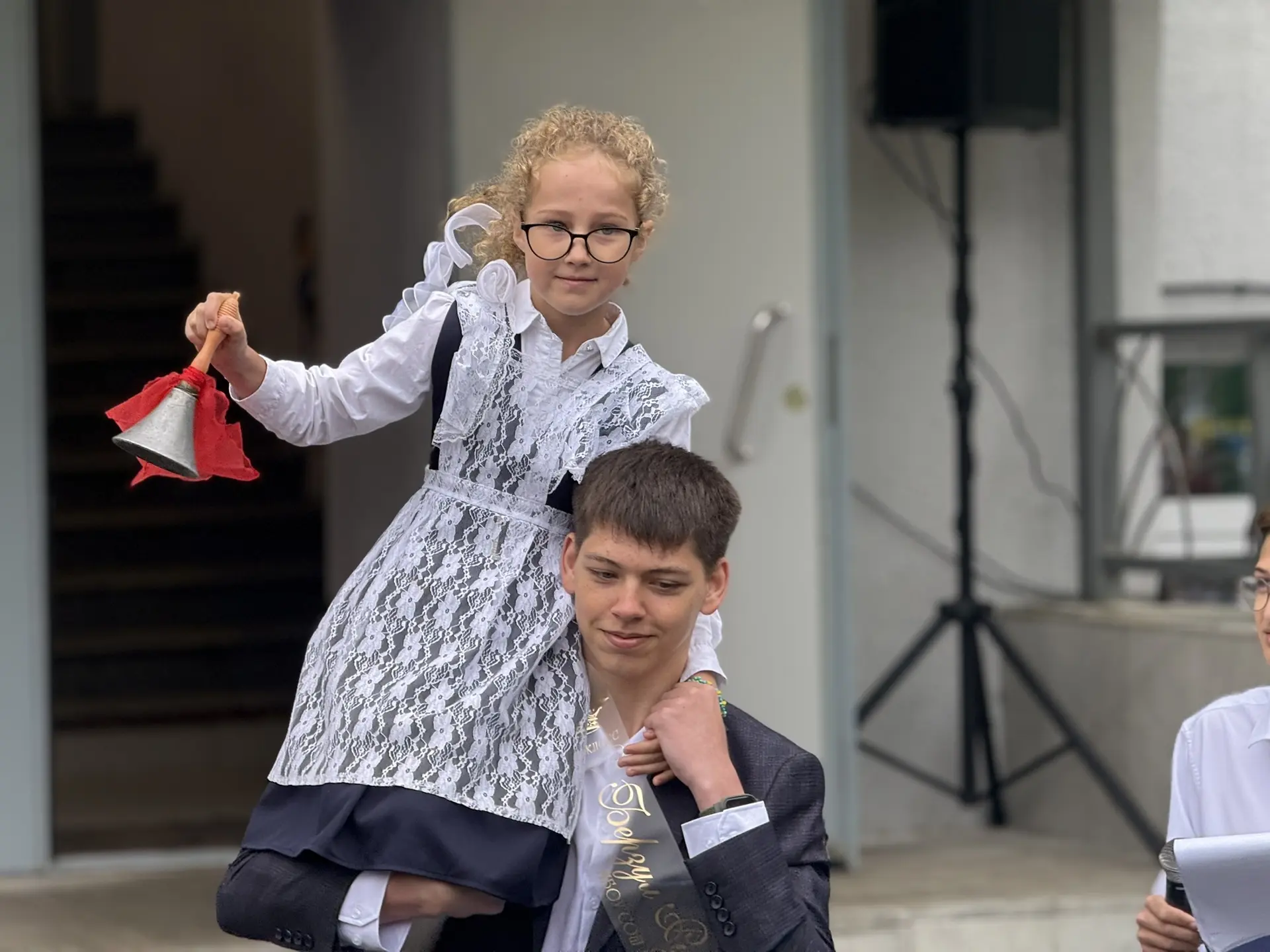 Звонок, что открывает будущее 🔔  Вчера в нашей школе прозвенел Последний звонок — тёплый и немного г