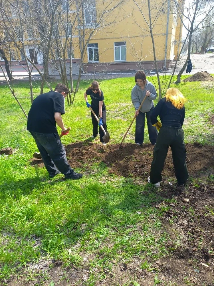 «Мы за чистоту»!   Ученики #МОУСШ81 продолжают приводить в порядок территории школы. Ребята не тольк