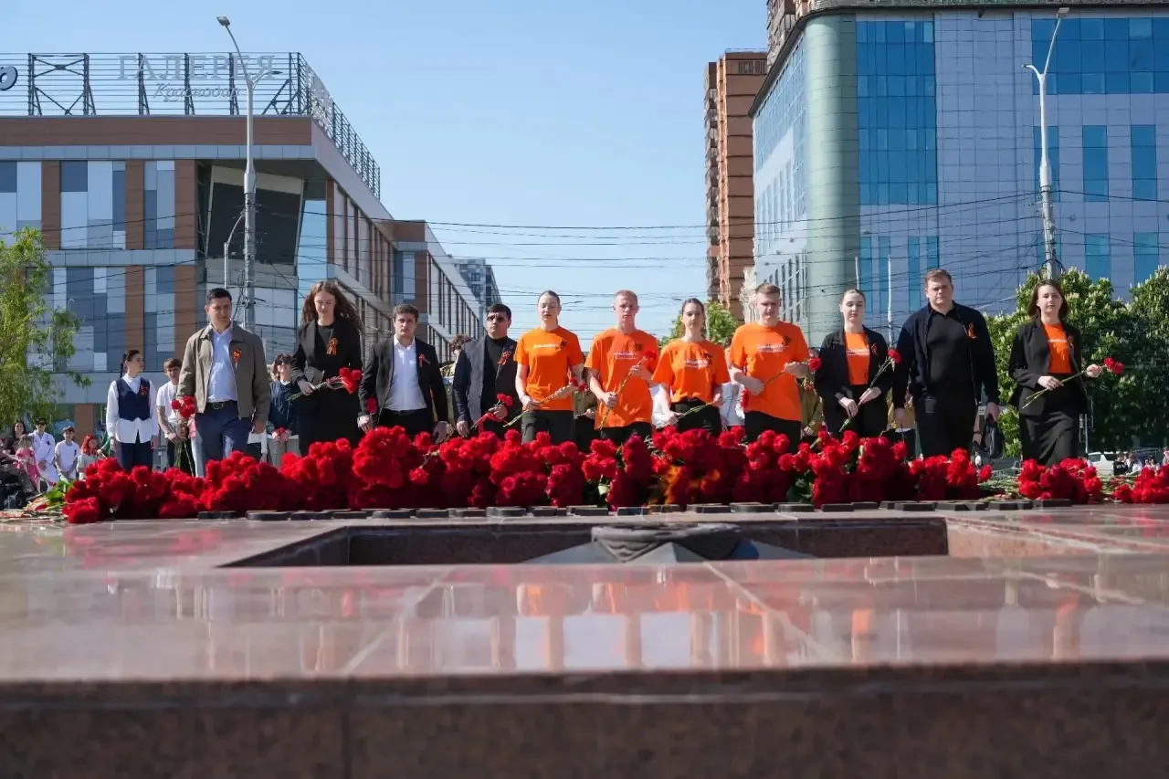 Празднование Великого Дня Победы началось с возложения цветов к Вечному огню на Площади Памяти Герое