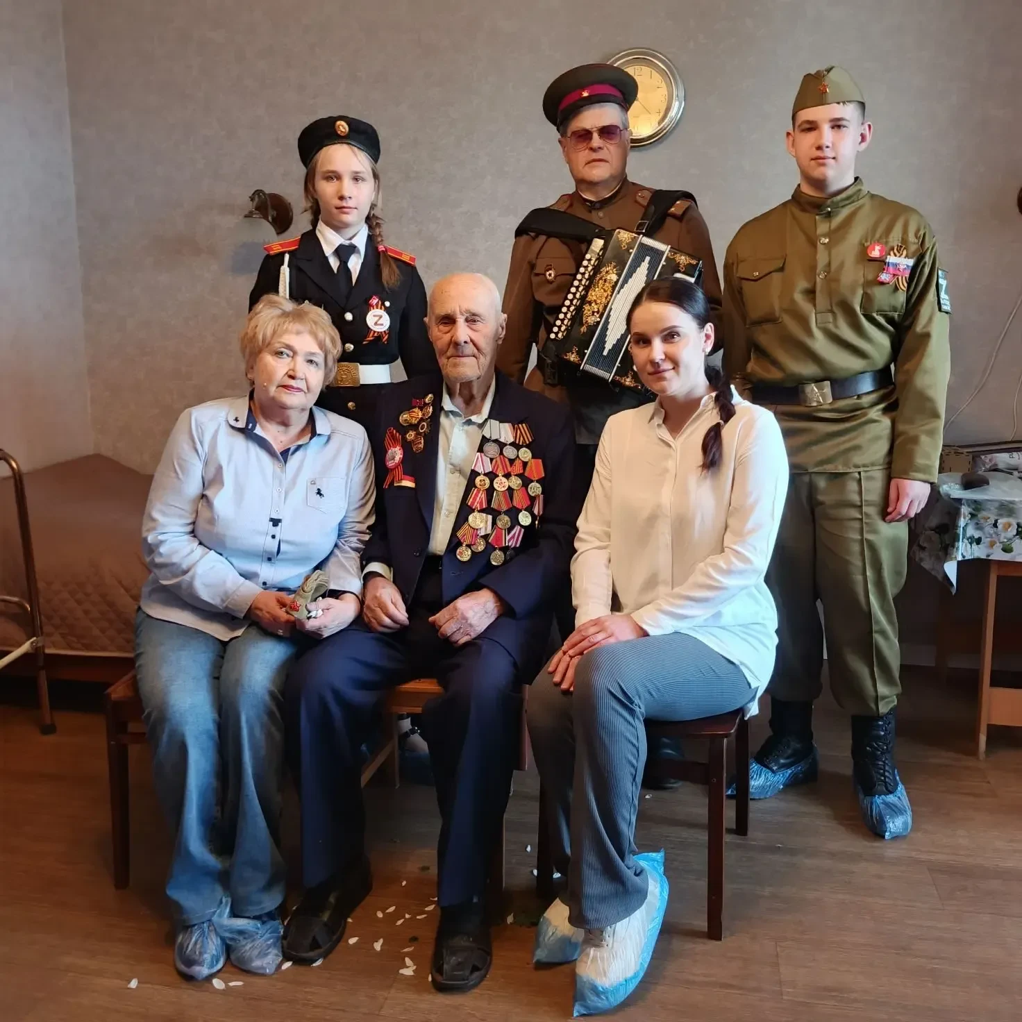Встреча поколений: ученики нашей школы поздравили ветерана Великой Отечественной войны с 101‑летием!