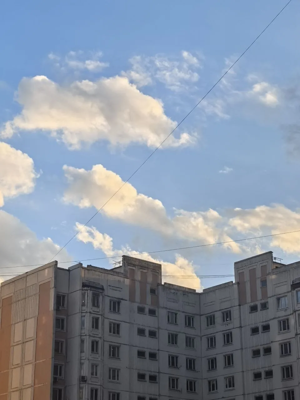 🌇Субботний теплый закат перед приближающемся похолоданием!  ❗️ В Москве на завтра объявлен «жёлтый» 