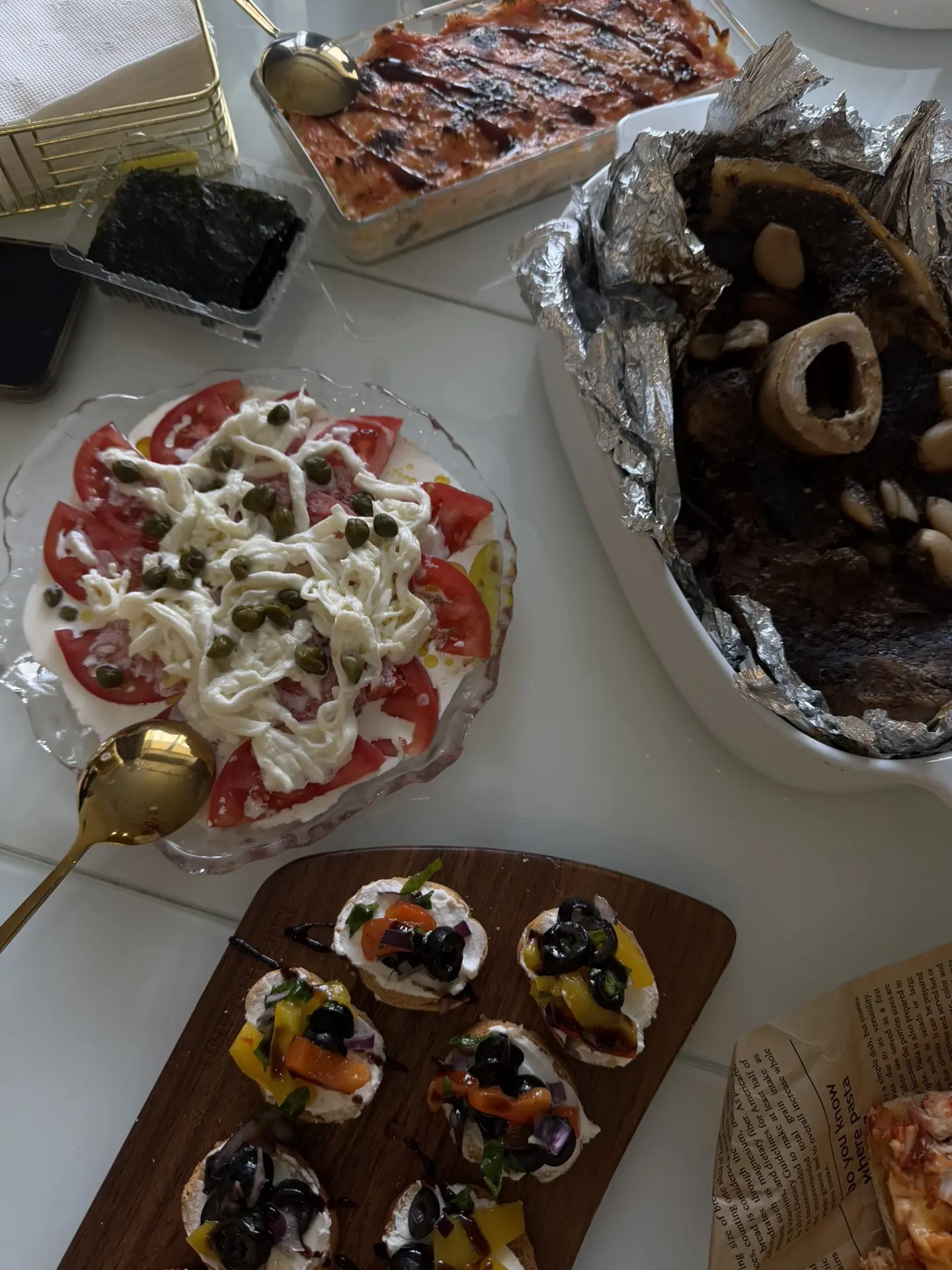 На кето за любым столом вы найдете потходящие блюда. У меня  мясо, страчателла с помидорами и каперс