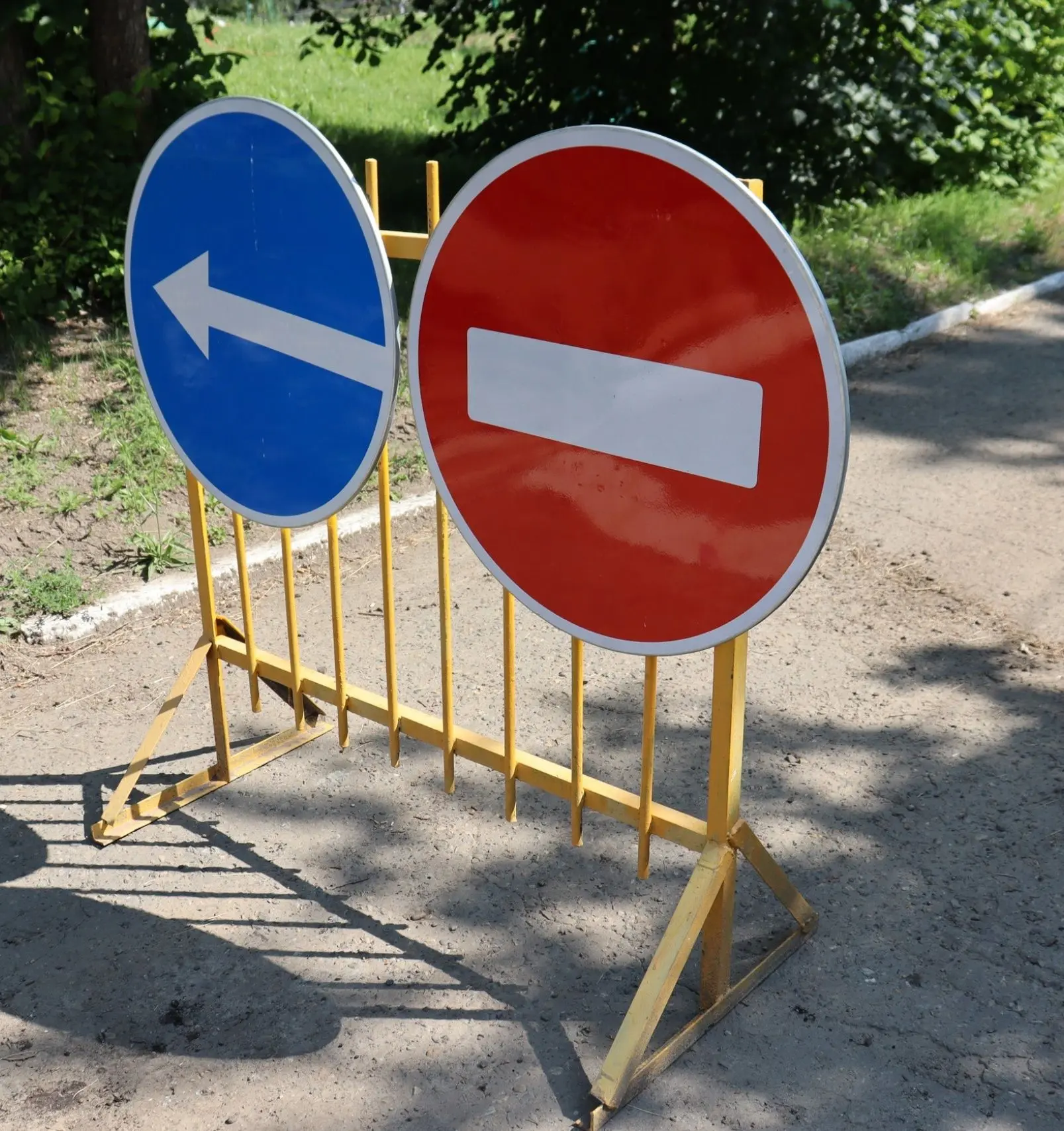 ⚠️ 2-й Кооперативный проезд, 3. Специалисты «Росводоканал Барнаул» устраняют повреждение водопровода