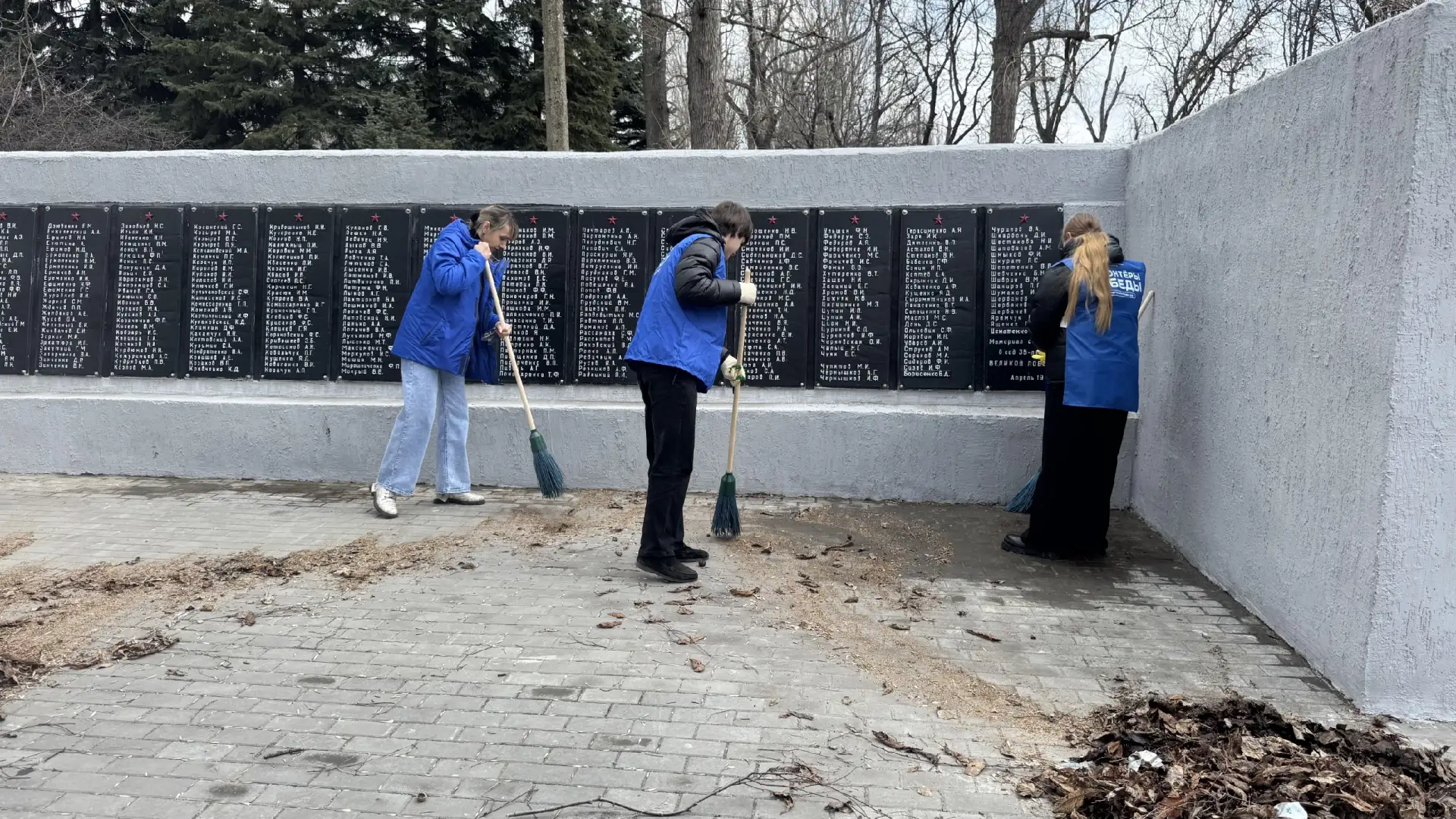 🕊️Память в делах: в Торезе благоустроили мемориал защитникам Отечества  Волонтёры Победы Донецкой На