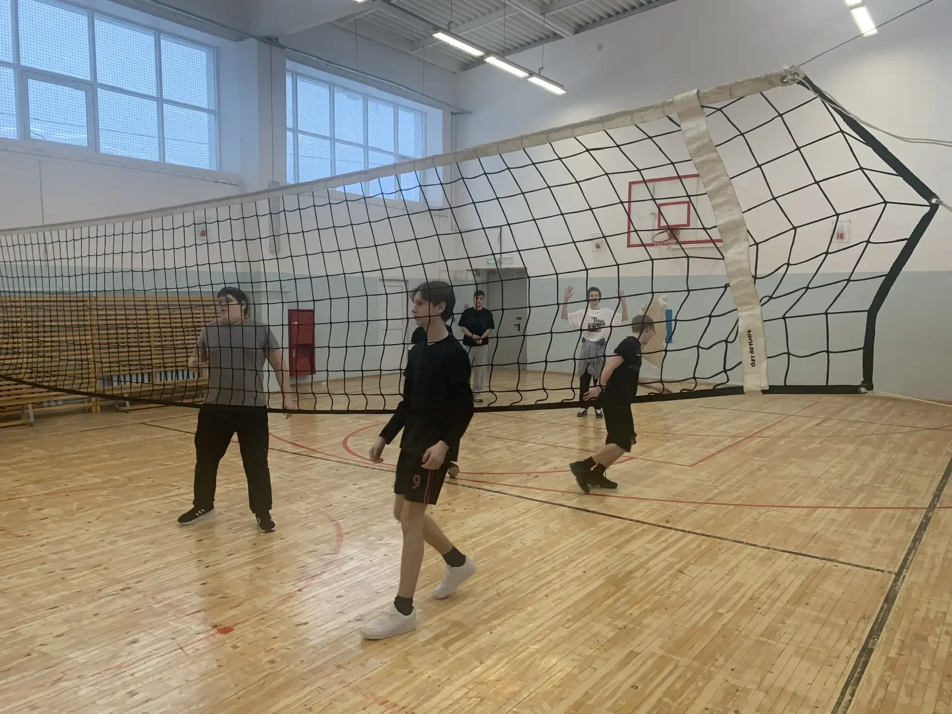 В 8-10 классах проходили соревнования по баскетболу и волейболу. Результаты: баскетбол - 1 место 9г,