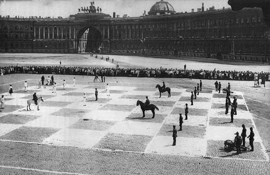 «Живые шахматы» на Дворцовой площади в Ленинграде, 20 июля 1924 года. Матч проходил между Красной ар