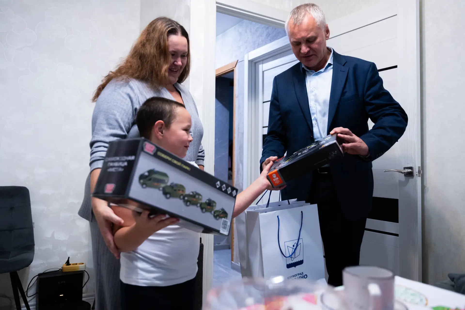 Вместе с социальным координатором фонда «Защитники Отечества» Натальей Барабошкиной нав...