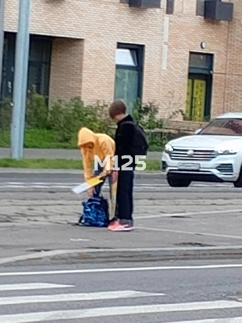 Соседка заметила, что около 8 утра на пересечении Металлургов и Федеративного какие-то ...