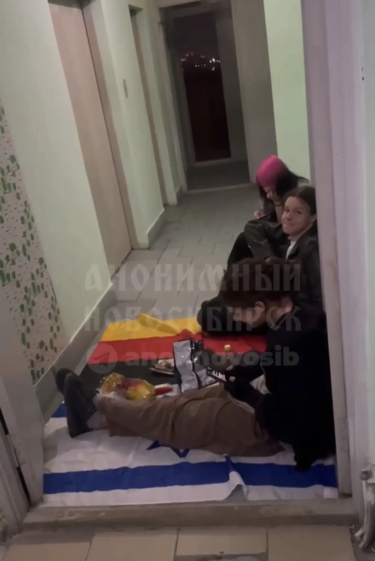 На Выборной 106/1 мужчина обнаружил у себя в подъезде компанию, которая  мешала жителям...