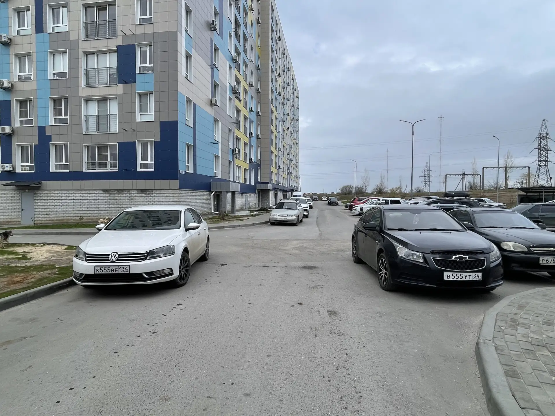 Жители остались с переполненными баками! Мусоровоз по габаритам не смог проехать к конт...