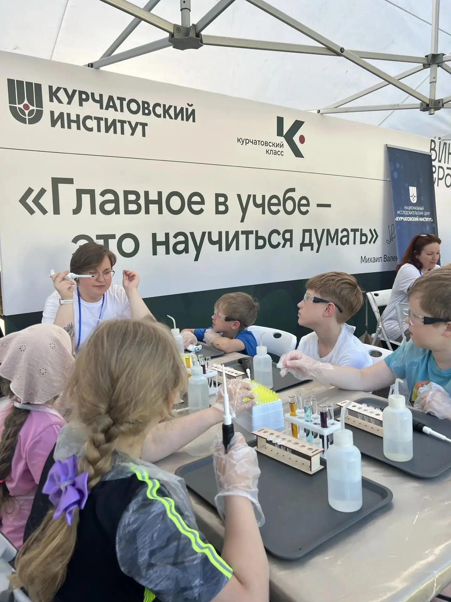 🧠📚 Наши талантливые ученики инженерного класса приняли участие в мастер-классе «Программирование —