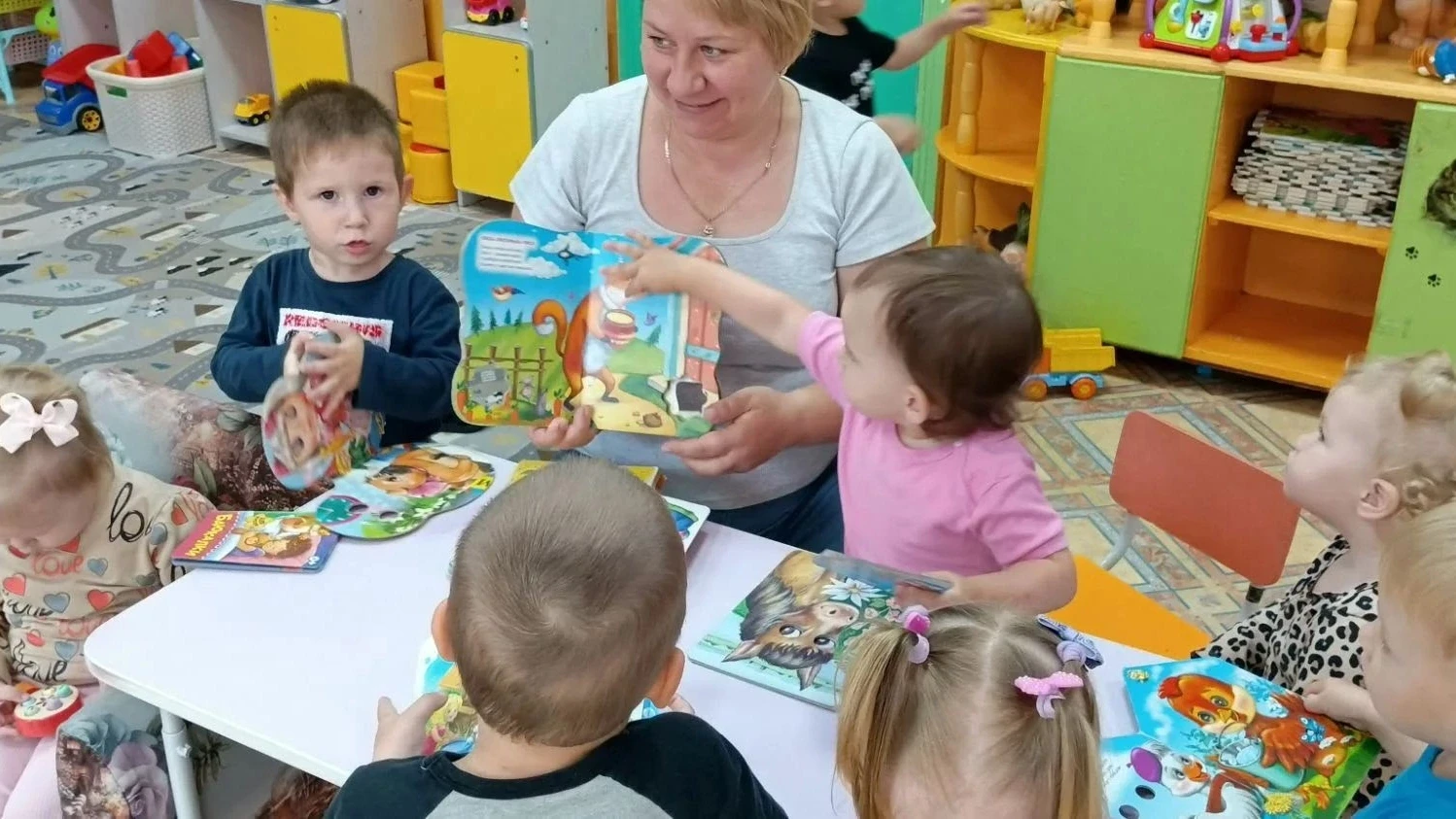 В нашей группе раннего возраста прошла увлекательная неделя книги, главной целью которо...