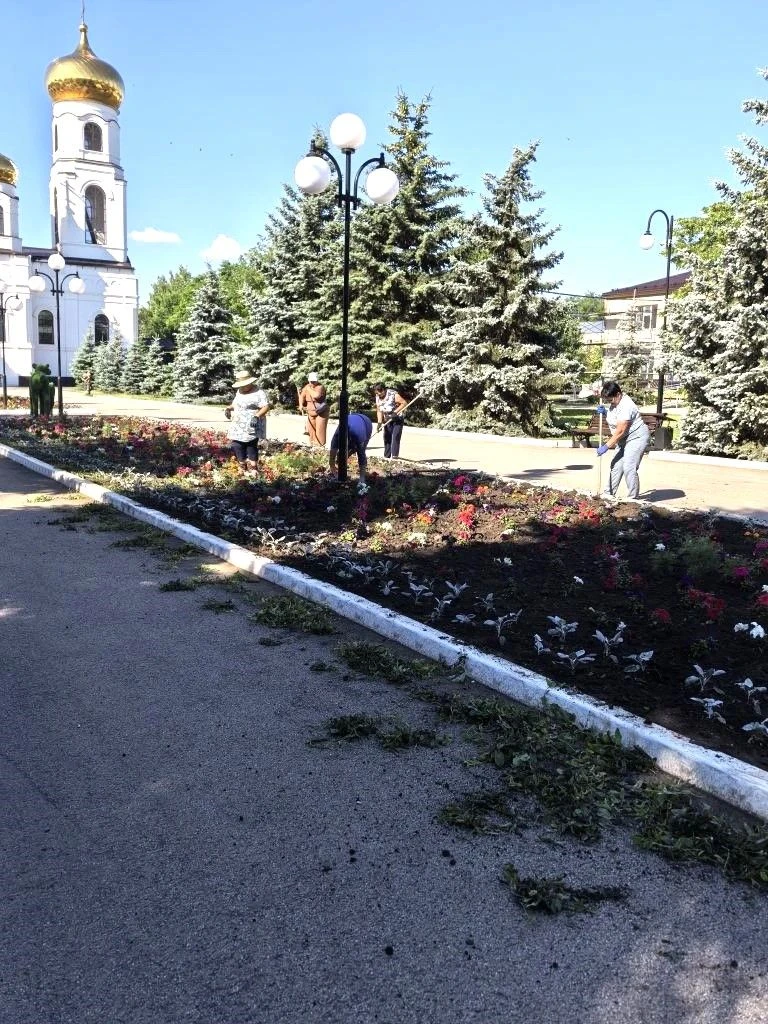 С самого утра сотрудники МБУ «Ивантеевское» приводят в порядок общественные территории: ухаживают за