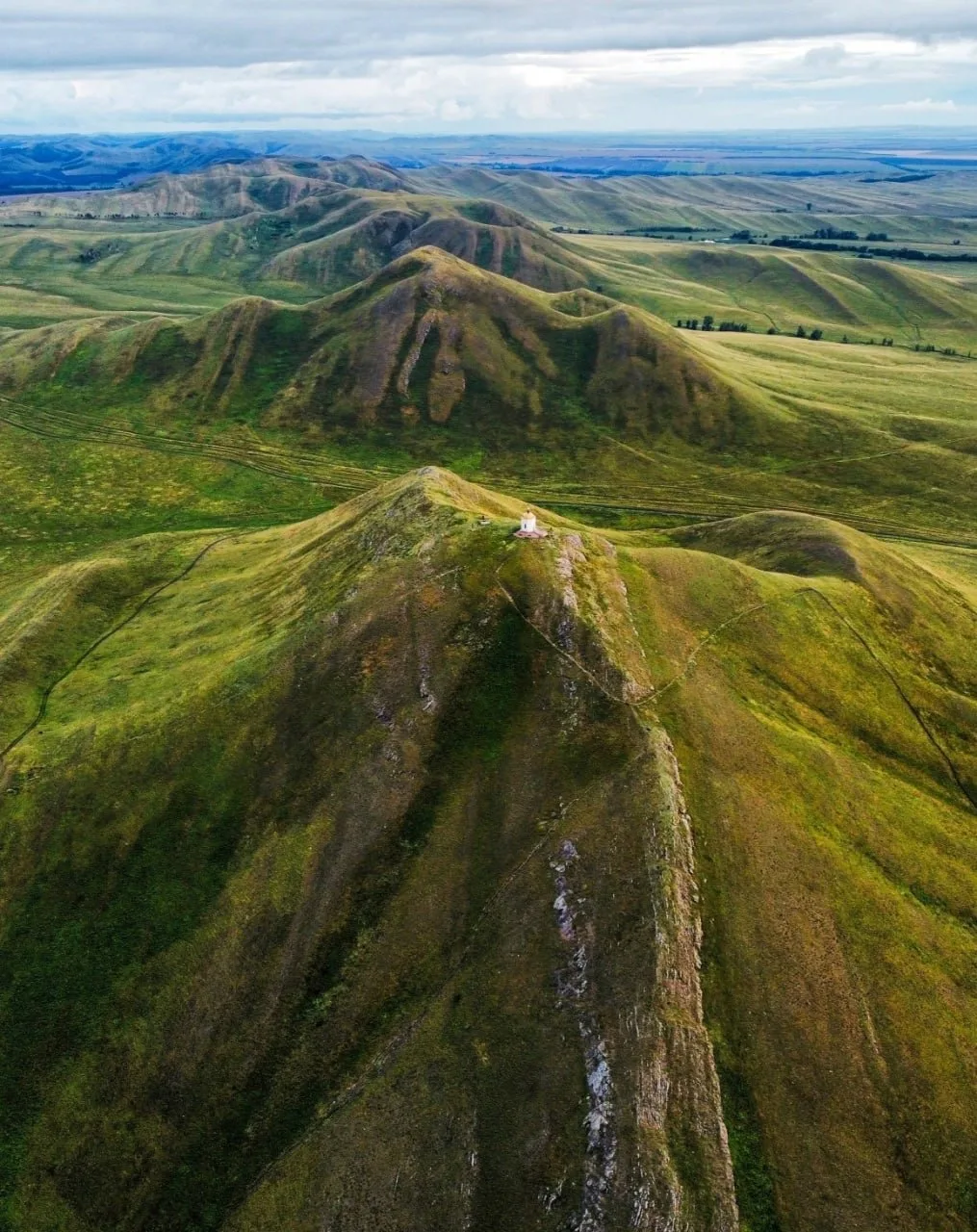 🏞 Андреевские шишки — самый живописный участок Долгих гор в Оренбургской области. Окру...