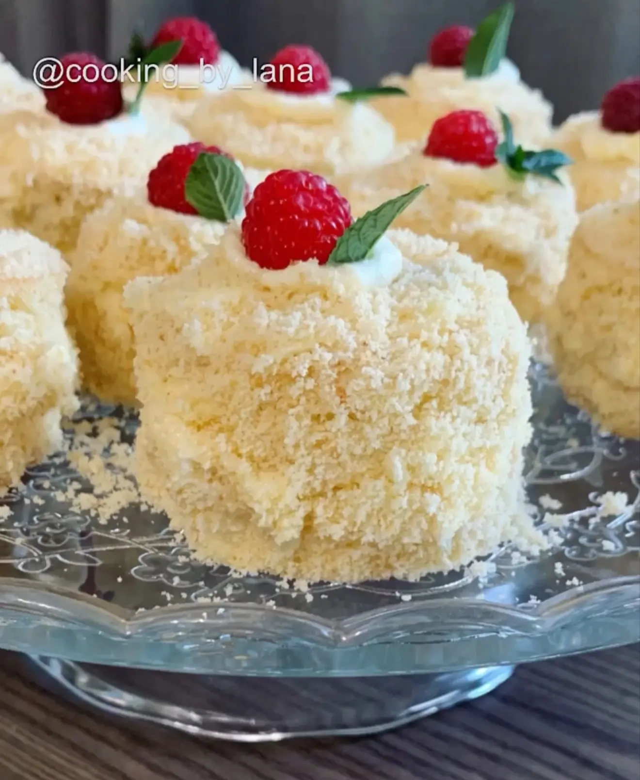 Простые, но очень вкусные пирожные ЁЖИКИ 🍰
⠀
Пышный и воздушный ванильный бисквит, нежный  кре