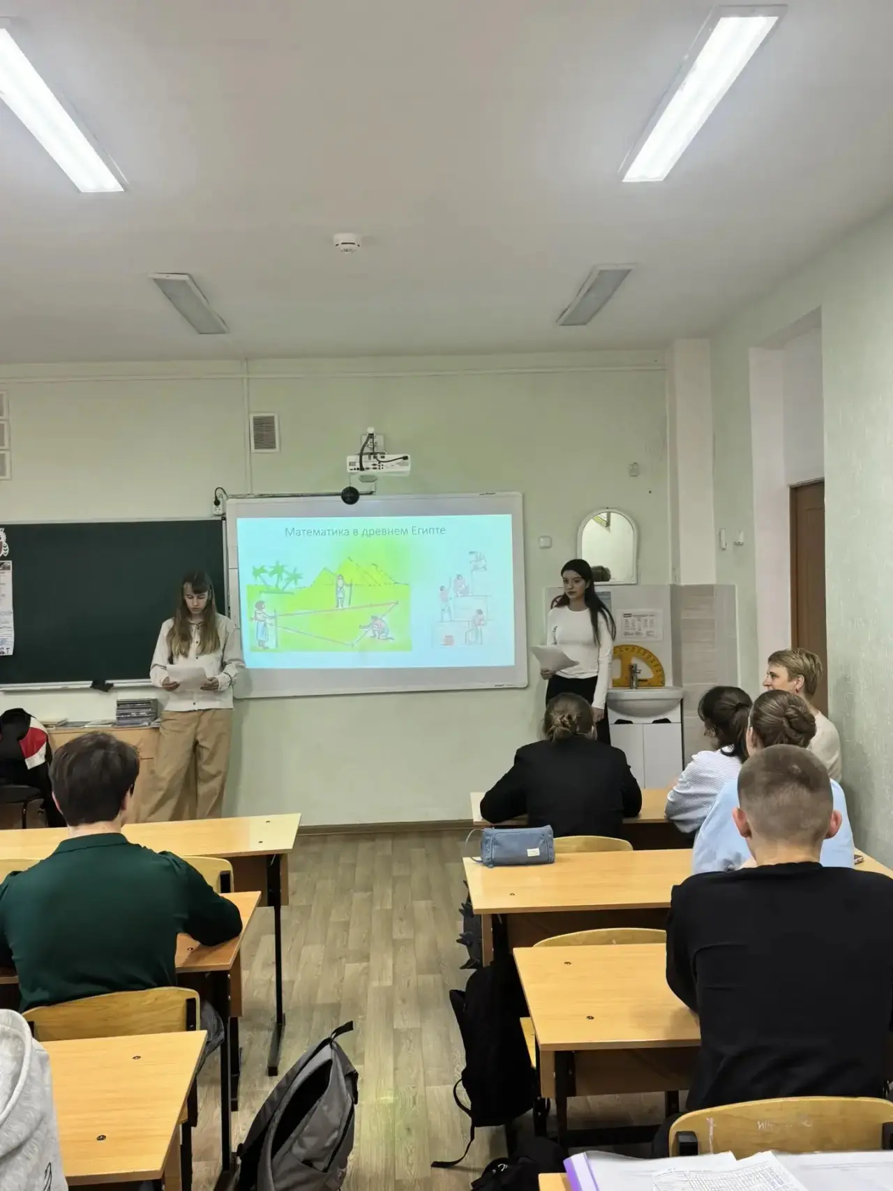 📑 Защита учебных проектов: мир знаний без границ!  Наши десятиклассники блестяще выступили на защите