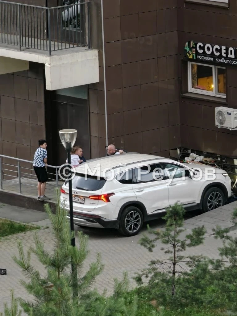 ‼️ Автомобиль врезался в жилой дом в Реутове

"Грохот был очень сильный, Думали дрон. Октября 44"

#