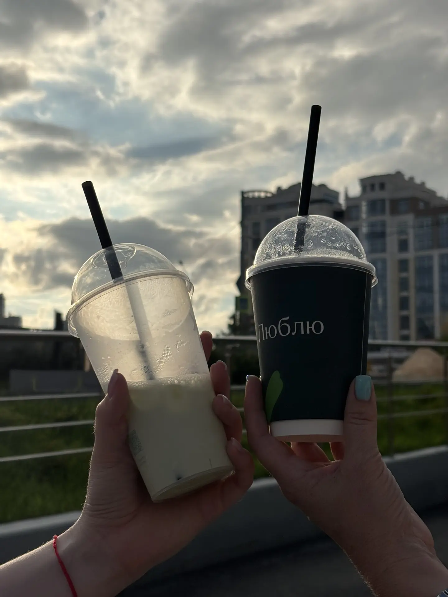 Подруга встретила после работы с кофе ❤️

Цените своих близких 🫂