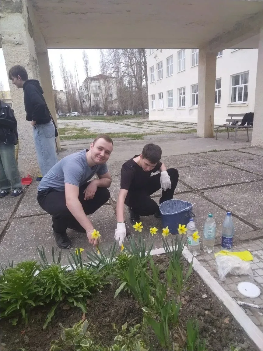 🌿 Экологический десант продолжает работу!  Наши волонтеры сегодня снова наводили красоту на пришколь