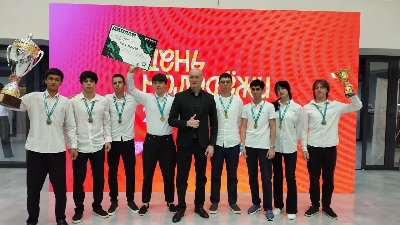 Успех отряда «Лидер - 09» в военно-патриотической игре «Зарница 2.0» 🏆 

Учащиеся МКОУ «СОШ №9» из 
