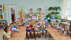 21 августа в старшей группе №3 прошло занятие, посвящённое Дню Флага России. Дети посмо...