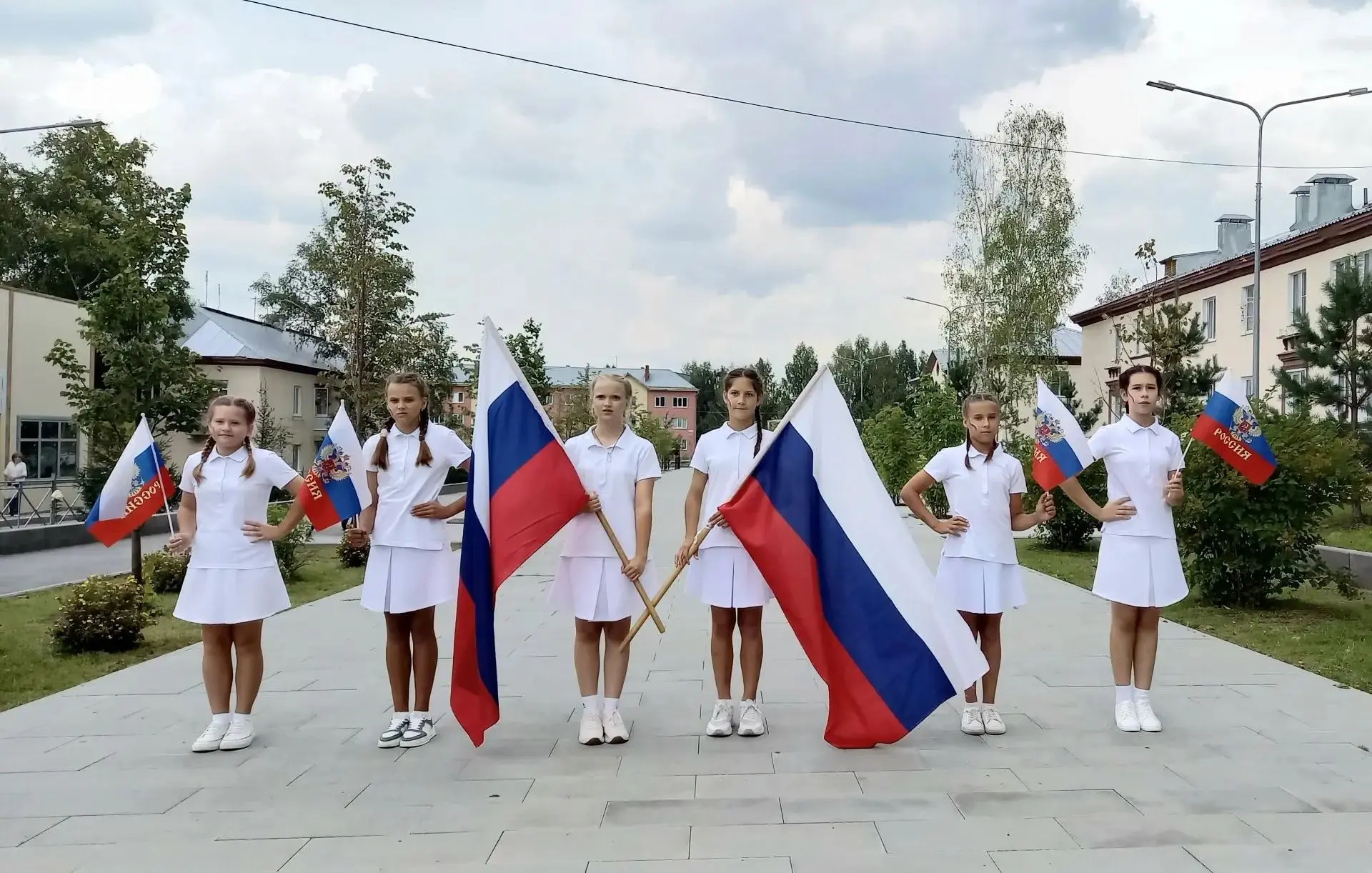 В преддверии Дня Государственного флага Российской Федерации Дом детского творчества по...