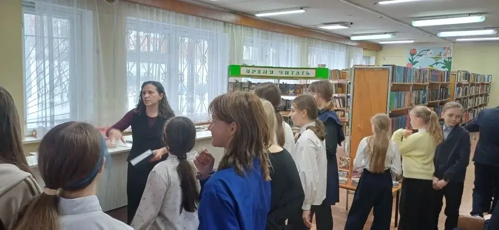 Ученики 5 «В» класса совершили увлекательное путешествие в мир книг, посетив модельную библиотеку им