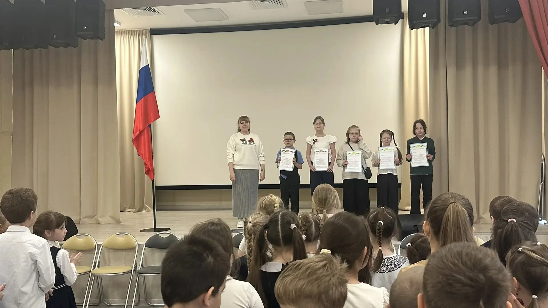 ✨ Сегодня в нашей школе (корпус на Феофанова) прошла еженедельная линейка, и атмосфера была просто н