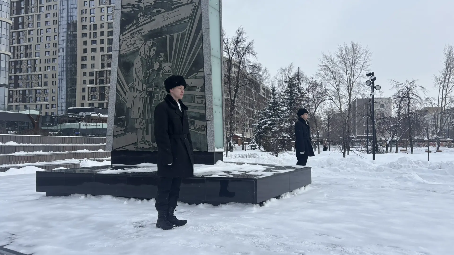ВАХТА ПАМЯТИ  Лицеисты почтили память героев, неся Вахту Памяти у мемориала «Тюмень - фронту». Этот 