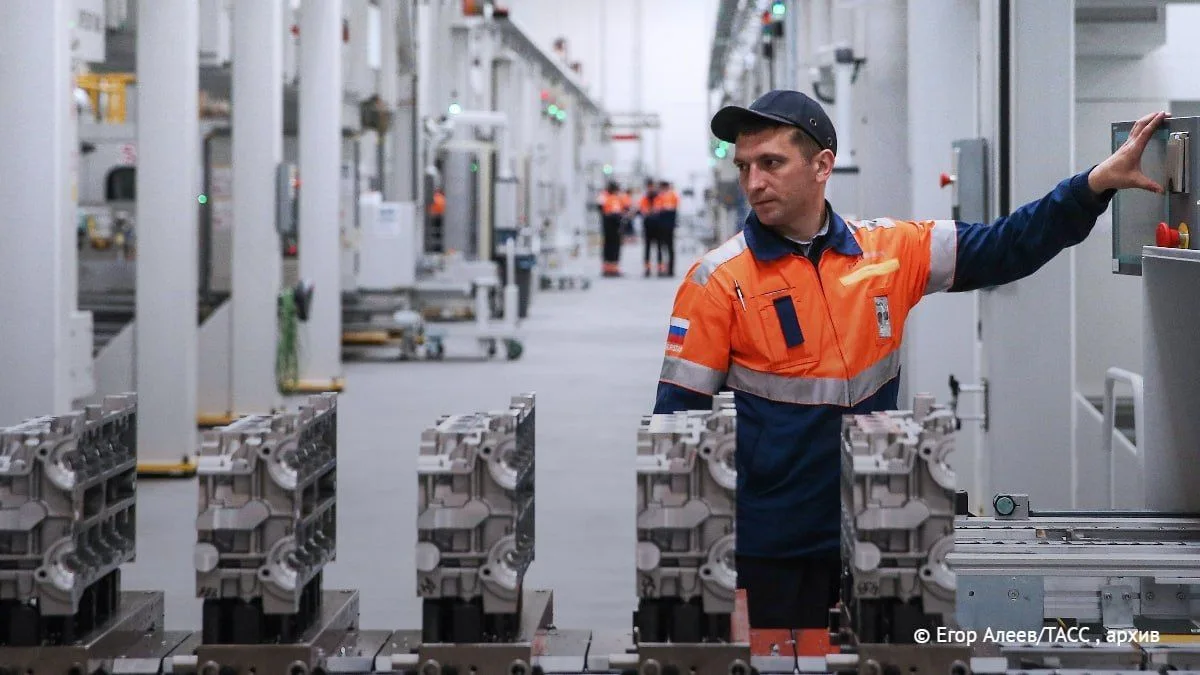 Более 1,5 млн человек необходимо привлечь на промпредприятия до 2032 года, заявил первы...
