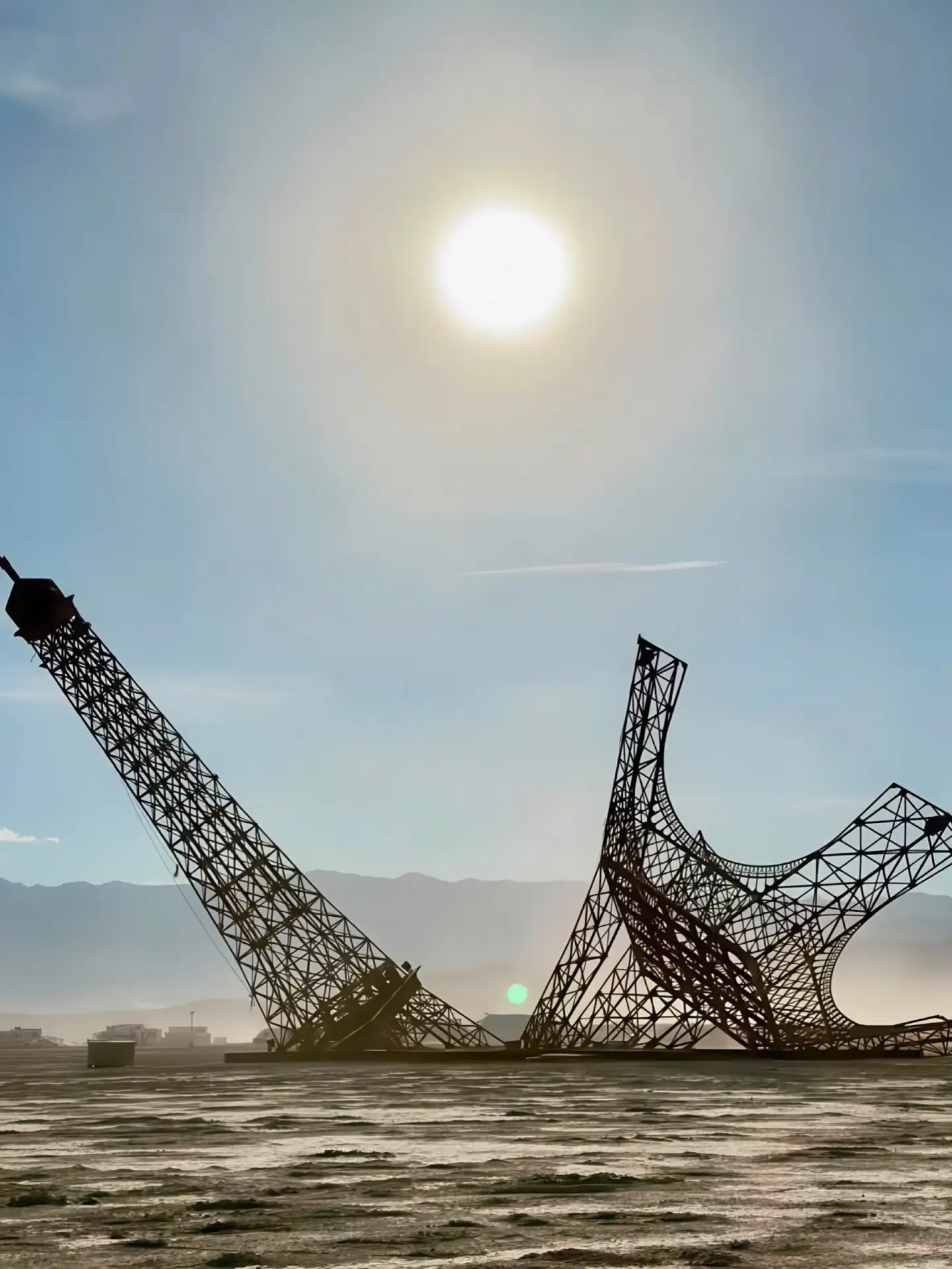 Самой заметной инсталляцией Burning Man в этом году стала «рухнувшая» посреди пустыни Э...