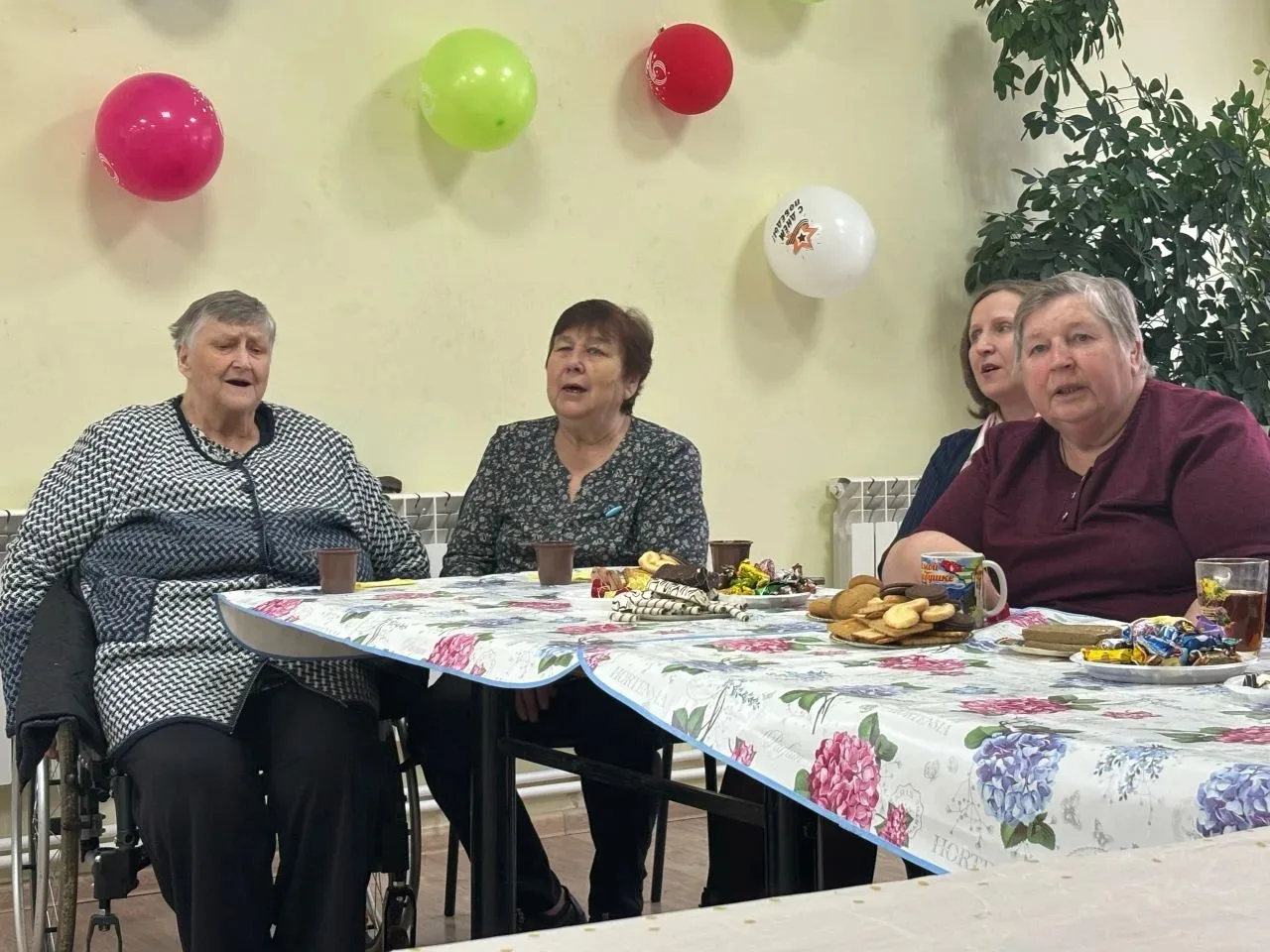 Сегодня в Красногвардейском СДК прошла встреча в клубе "Душою молоды всегда" с чаепитием.