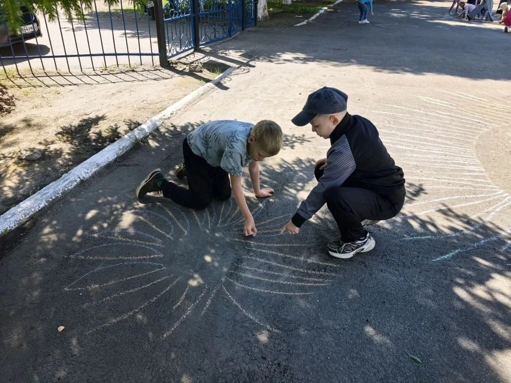 🎨 В «Маленькой стране» прошёл конкурс рисунков на асфальте 
 
📌 В пришкольном лагере состоялся тво