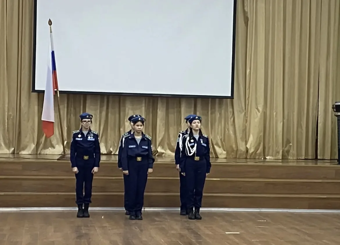 Утро вторника, традиционное поднятие флага кадетами 5 и 7 взводов.