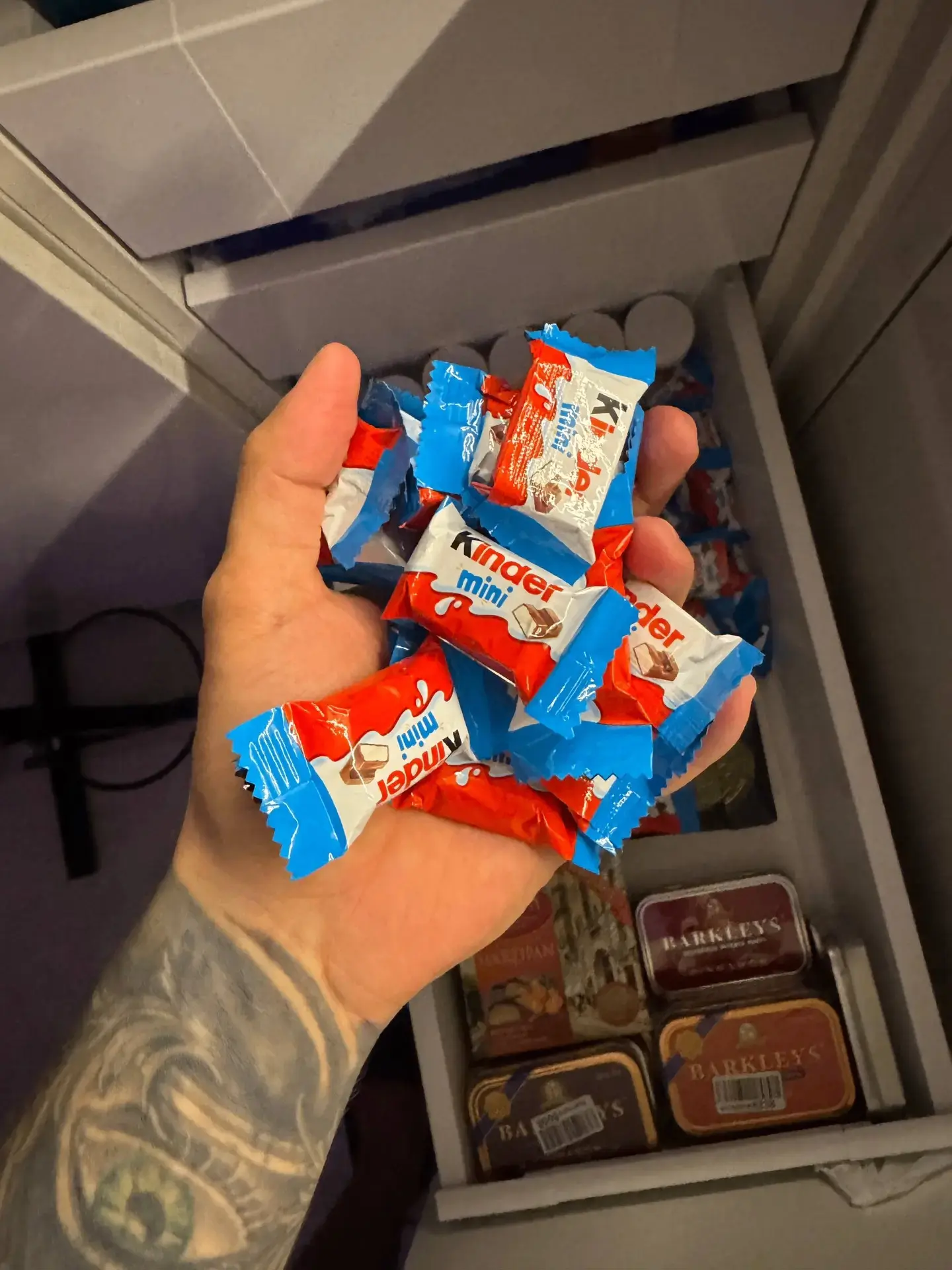 Сделал себе потайной ящичек радостей и сладостей 🤤

❤️ - имбаааа