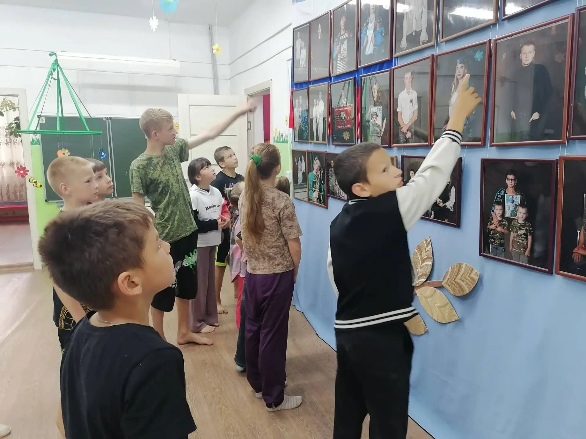 📸🇷🇺 В Доме детского творчества  села Усть-Ургал открылась выставка патриотического фото проекта "