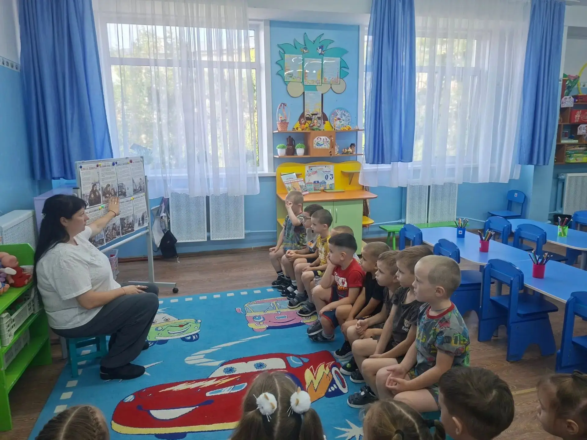 На тематическом занятии ребята старшей группы узнали, что 8 сентября 1941 года вокруг Л...