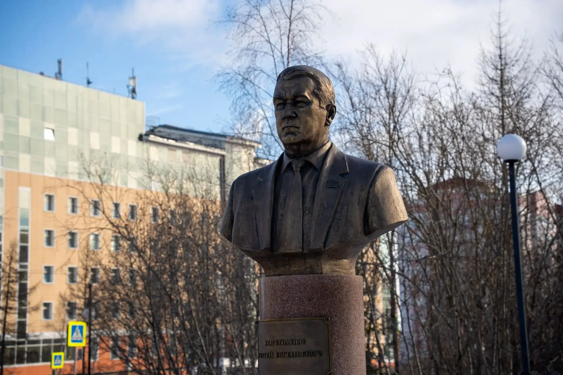 С депутатами трёх парламентов почтили память ямальского политика Сергея Евгеньевича Кор...