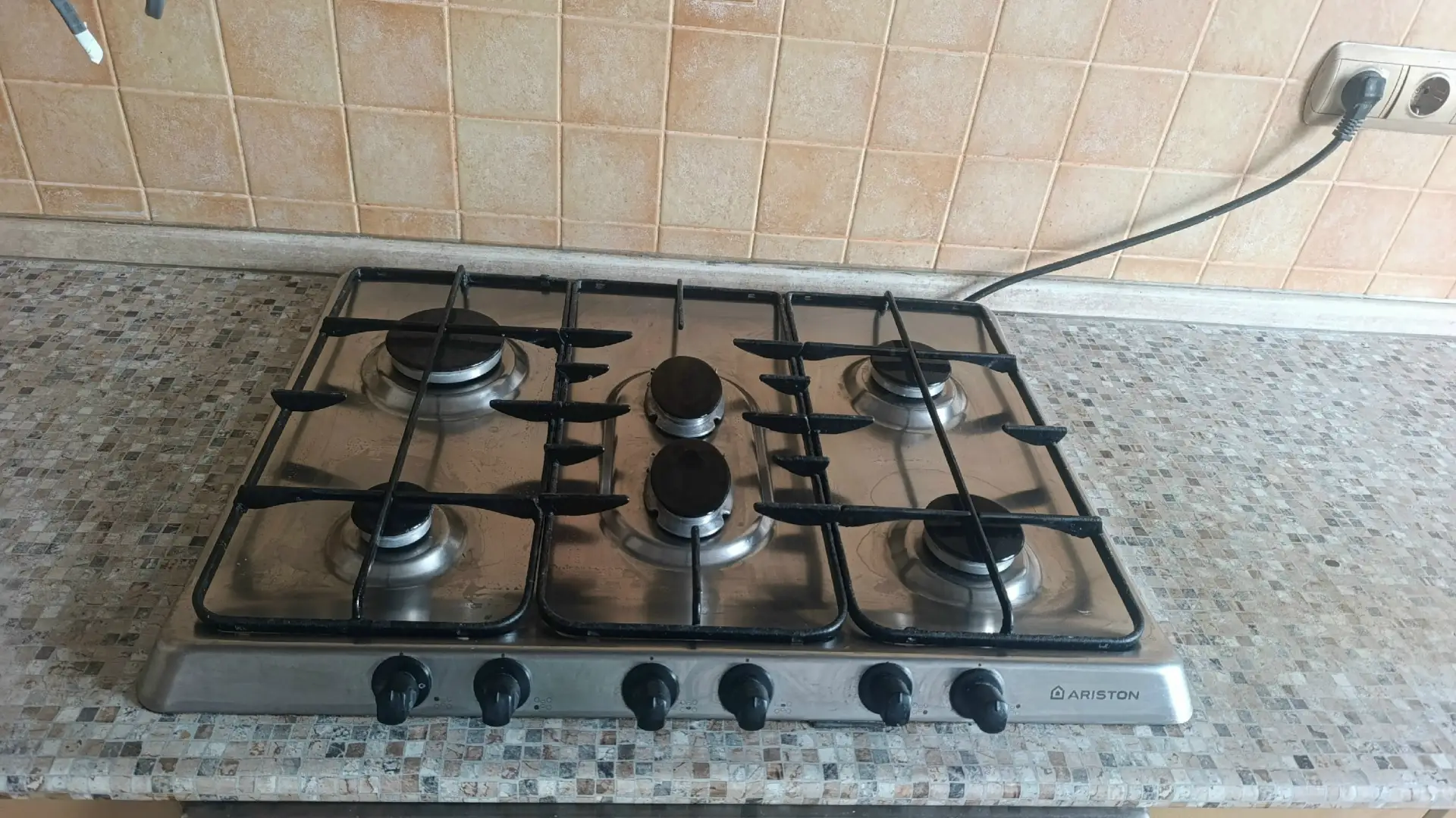 Отдам самовывозом и самовыносом варочная панель Аристон ( у некоторых конфорок не работ...