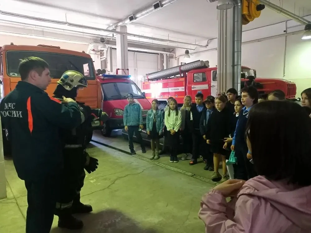 📝 Урок безопасности в действии: 4«В» и 4«Е» классы в гостях у пожарных👨‍🚒   Экскурсия выдалась насыщ