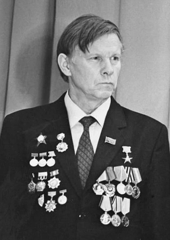 Василь Быков: человек, который выжил

19 июня родился знаменитый белорусский писатель, автор военной