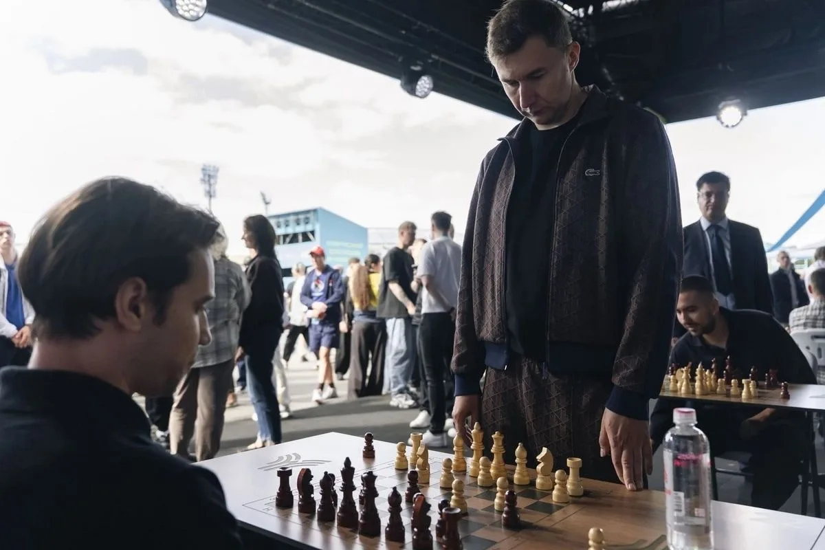 👍Иркутянин Владислав Онуфриенко сыграл партию с чемпионом мира по блицу и быстрым шахм...