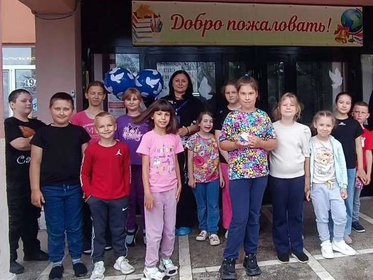 В рамках памятного Дня скорби и печали специалист по работе с семьей КЦСОН Романовского района Чупри