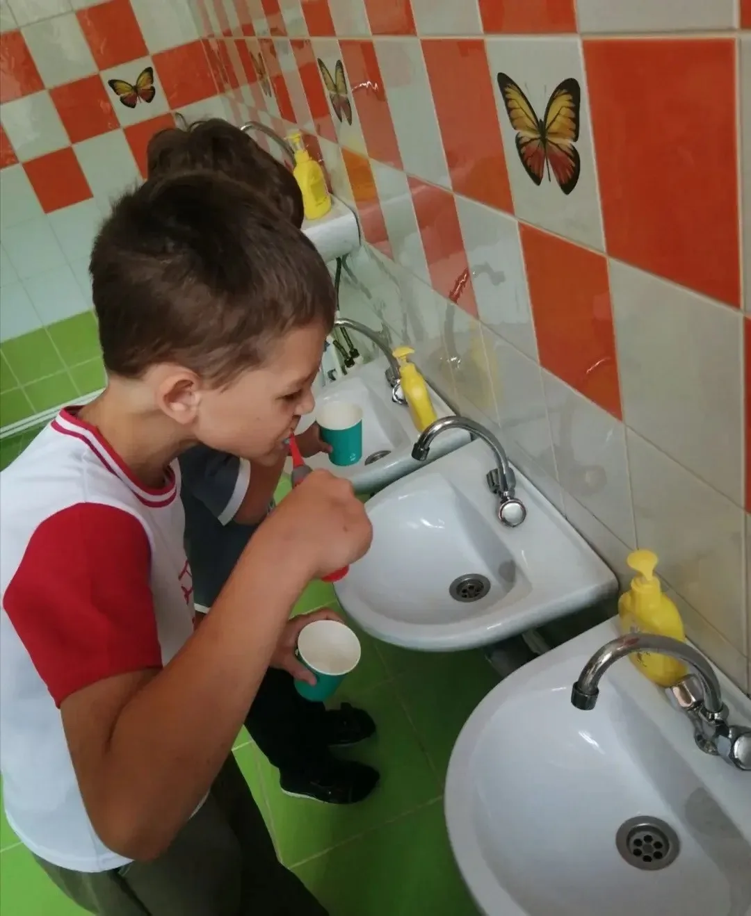 🧒👧🪥С самого раннего детства мы приучаем детей пользоваться зубной щёткой. Каждое утро начинается 