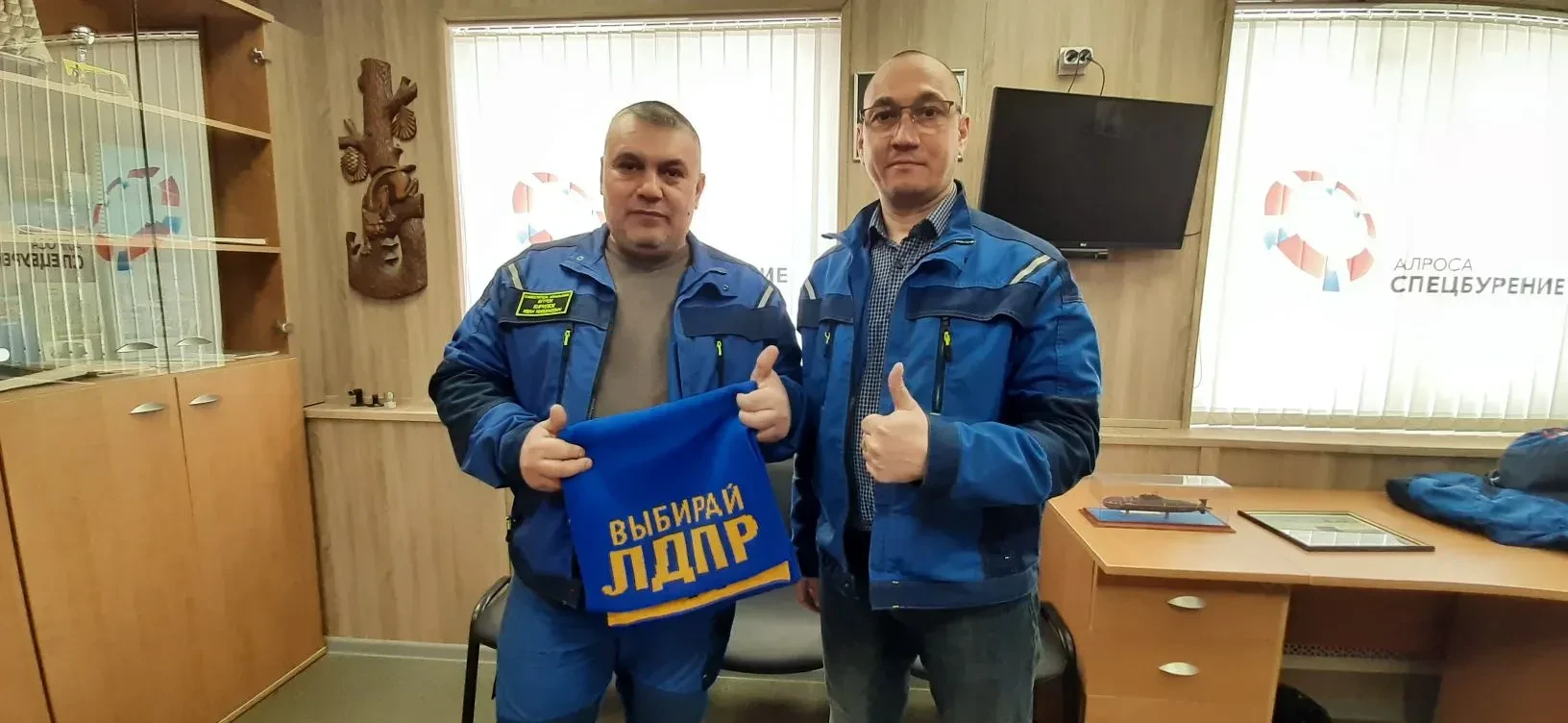 Депутат ЛДПР Андрей Руськин поздравил моряка-подводника из Айхала