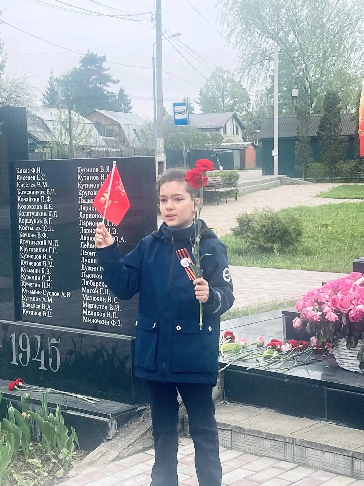 Сегодня утром ученики 4 «В» класса вместе со своим классным руководителем собрались у памятника павш