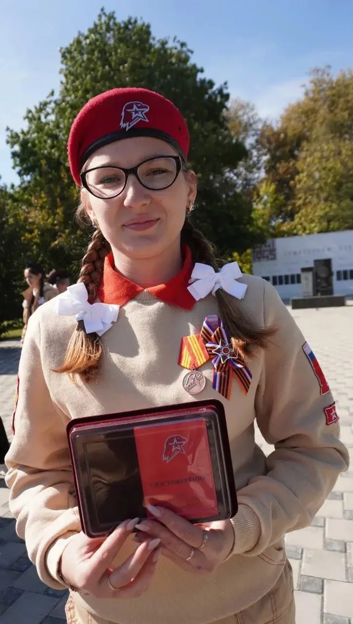 Анна Хазиева - юнармеец отряда «Красная стрела», которая в 2026 году окончила МБОУ СОШ ...