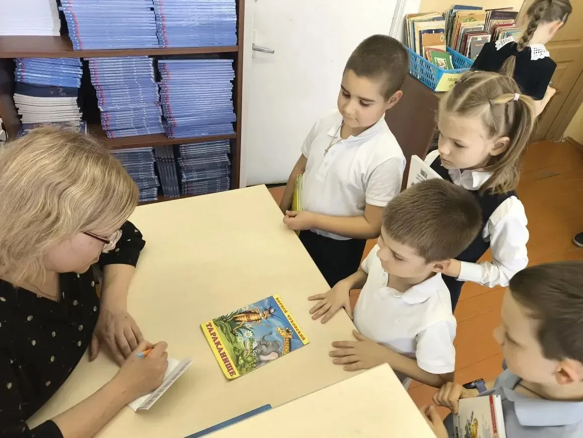 📚Сегодня ученики 1 «А» класса отправились на экскурсию в школьную библиотеку.   Библиотекарь Елена Н